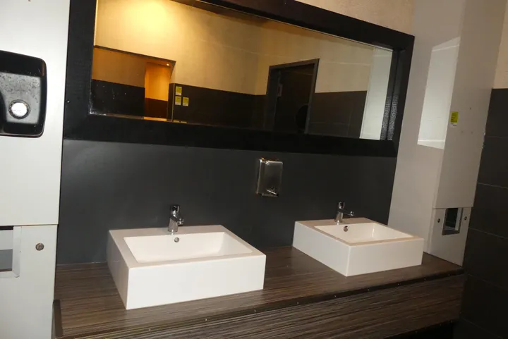 Waschplatz-Set mit Doppelwaschbecken, Konsolenteil, Armatur, Spiegel, Seifenspender